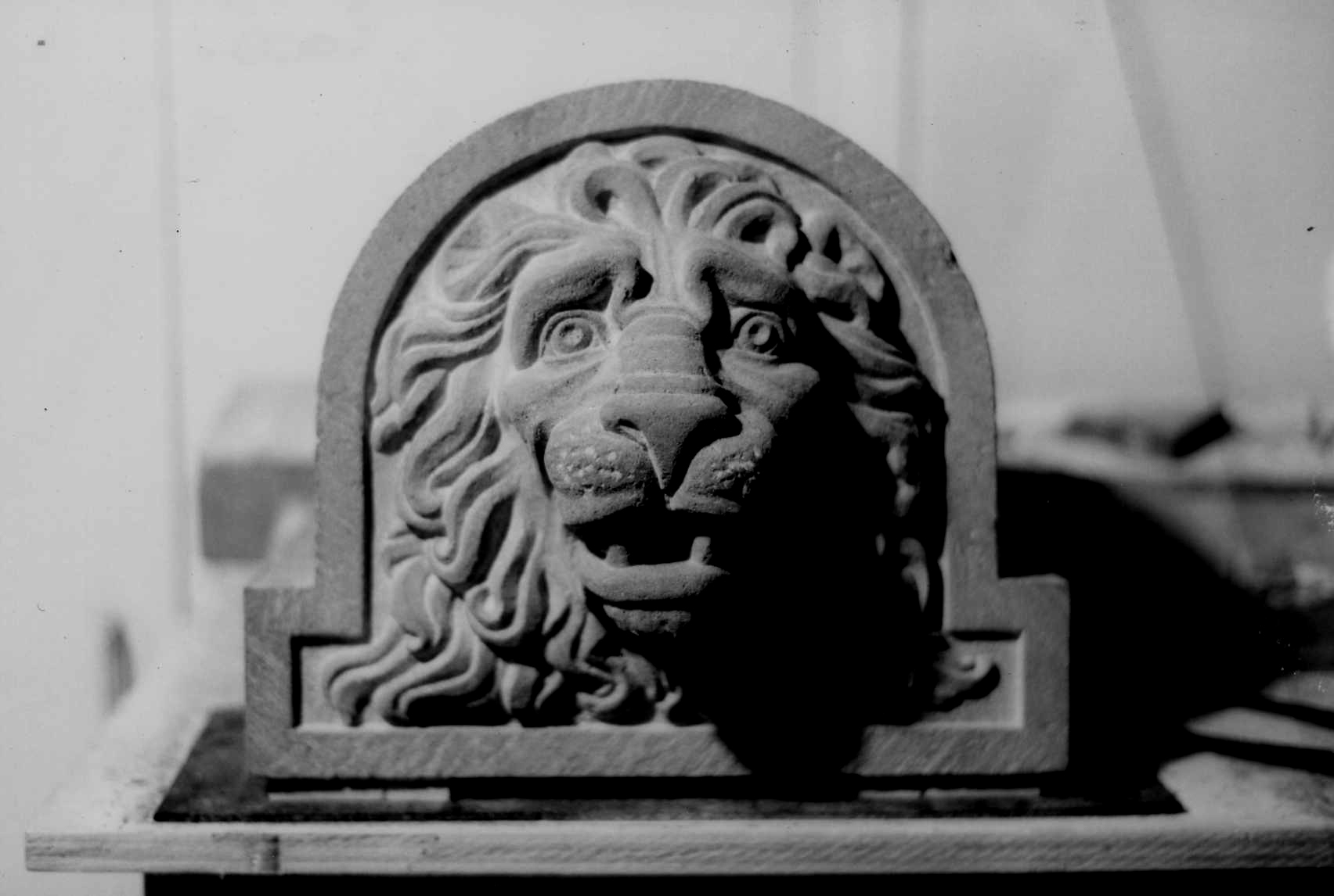 Tête de lion en Haut relief – Lave de Volvic – 25 x 21 cm